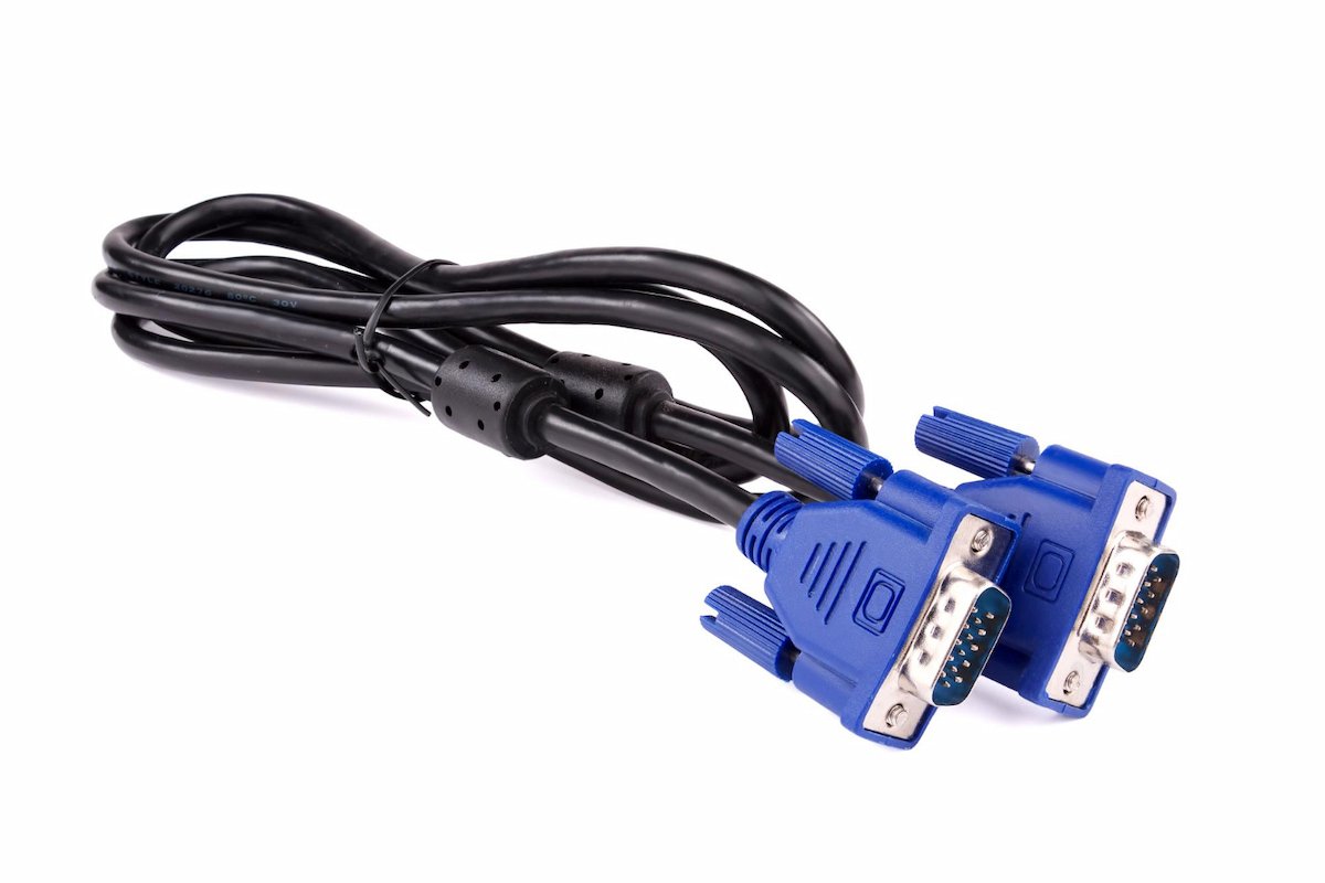 Menggunakan Kabel VGA