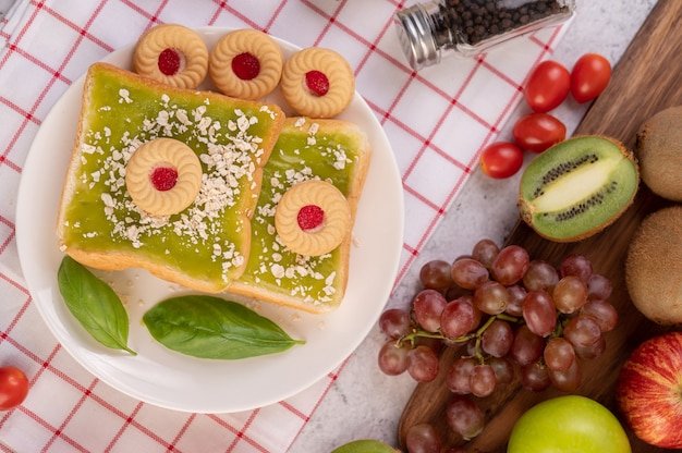 Bread covered with pandan custard and stuffed with desserts.