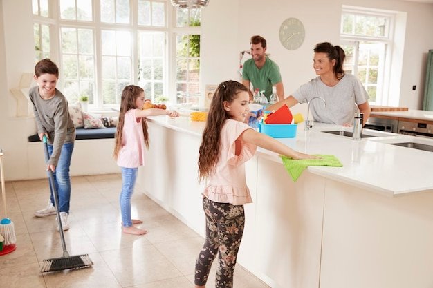 Photo children helping parents with household chores in kitchen