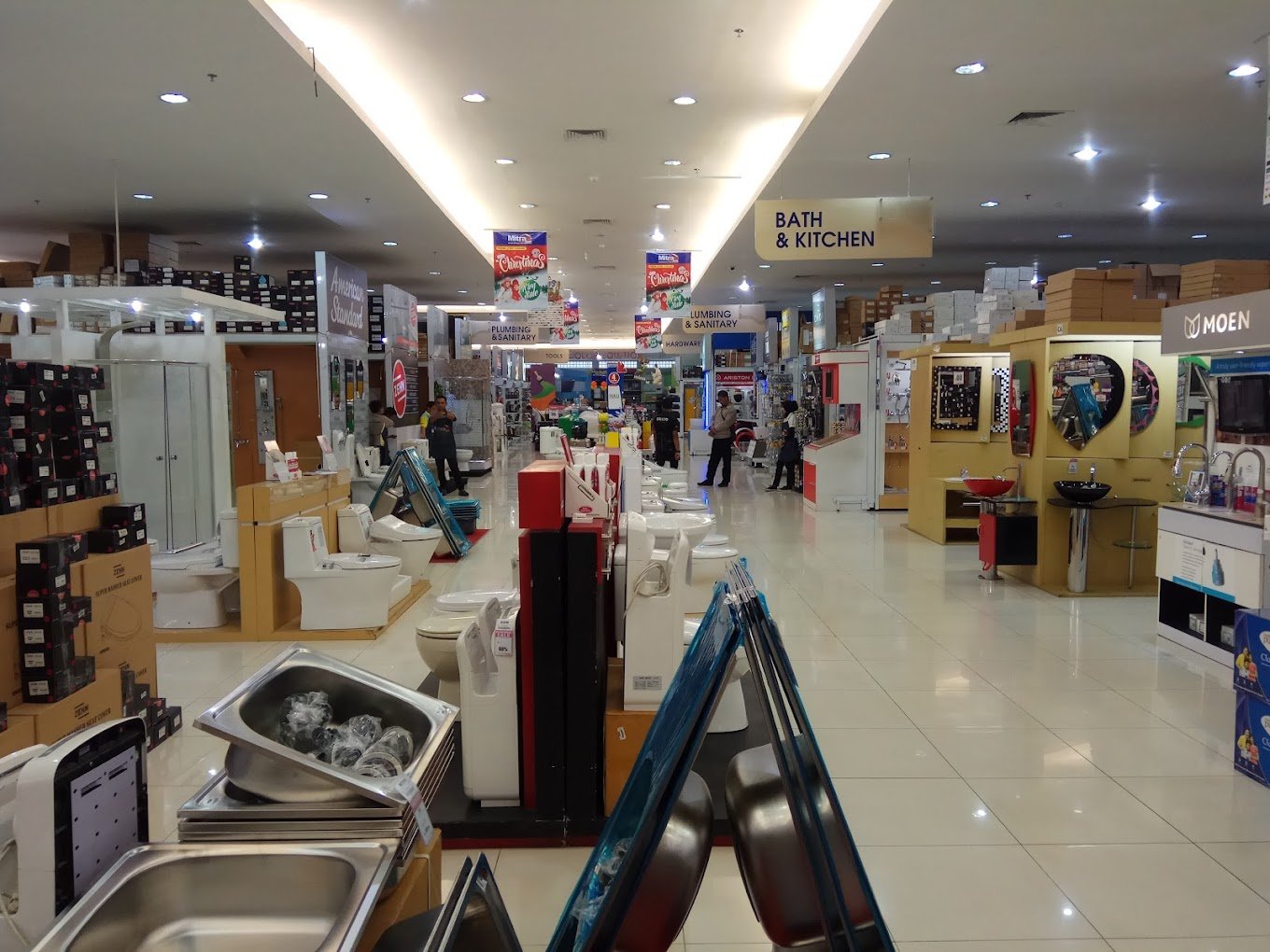 Area Belanja yang Luas dan Lengkap