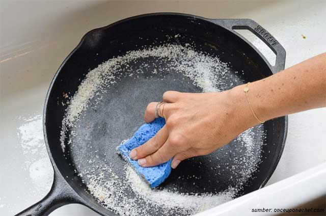 Gunakan Garam untuk Merendam Kerak Wajan