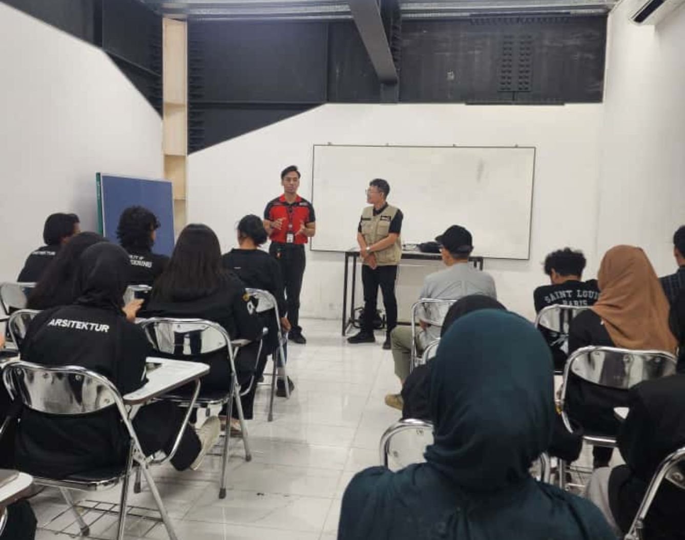 Calon Arsitek UNS Belajar Langsung di Mitra10 Solo Baru