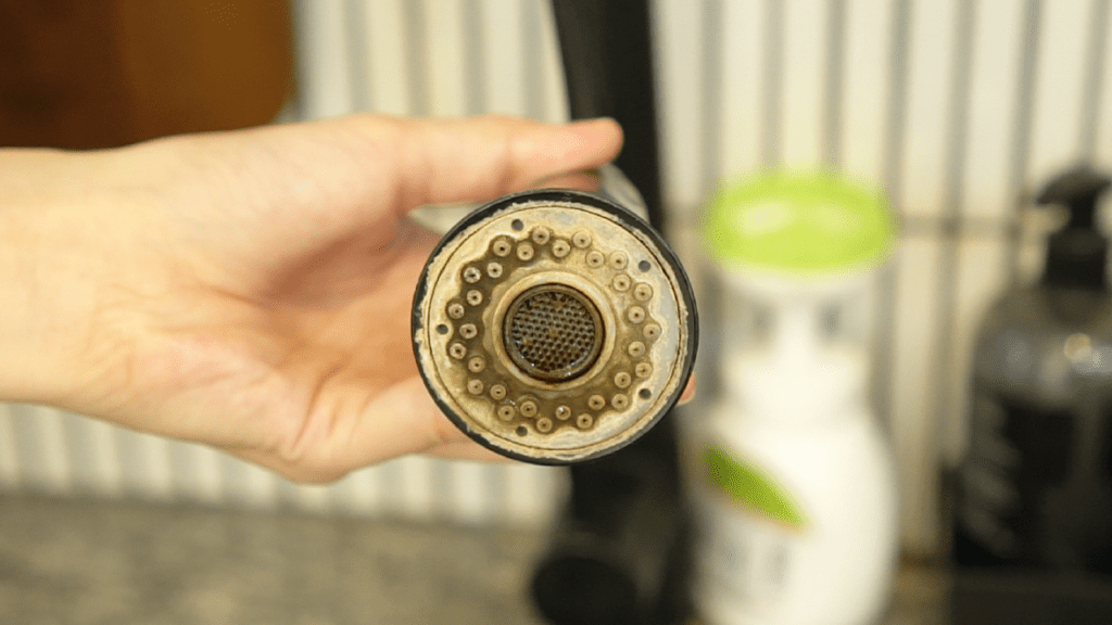 Cek kualitas air dengan melihat shower dan kamar mandi berkerak putih