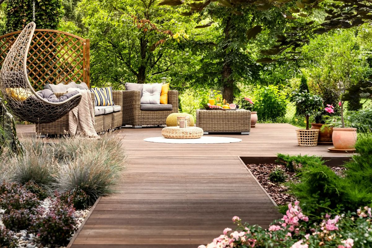 2. Taman Belakang Rumah Minimalis dengan Dek Kayu