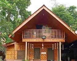 Image of Rumah kayu dengan garis sederhana
