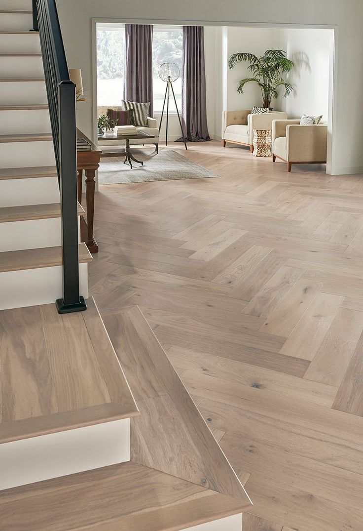 Pola Herringbone dengan Keramik Warna Natural