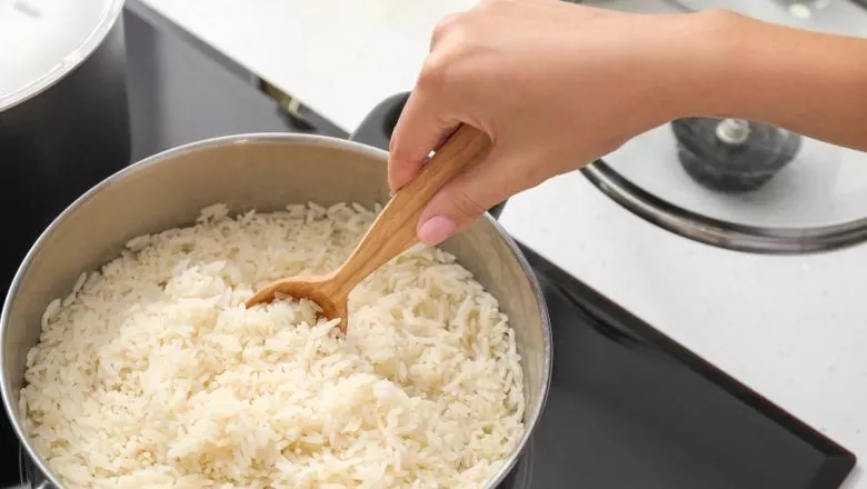 Jangan Langsung Aduk Setelah Matang | Cara Masak Nasi di Kompor