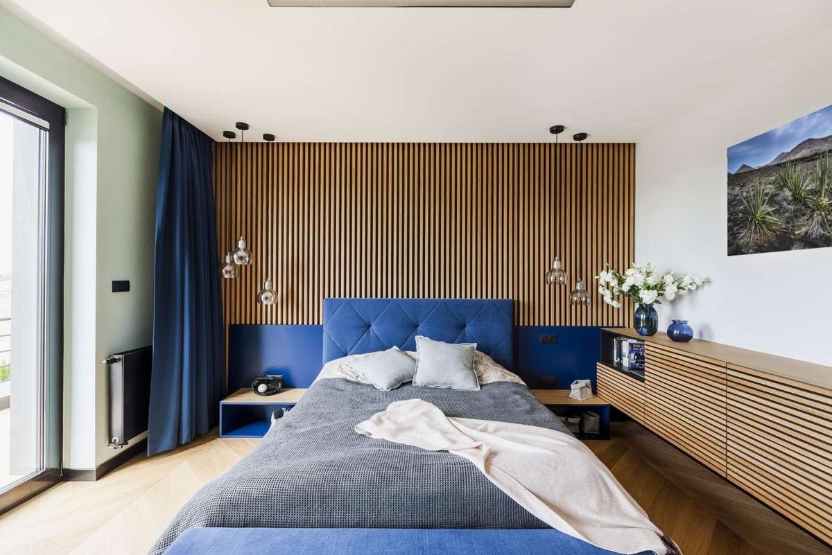 Perpaduan Warna Biru dengan Elemen Kayu