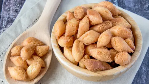 Kue lebaran biji ketapang