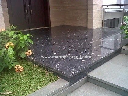 Keramik teras rumah mewah modern hitam bermotif