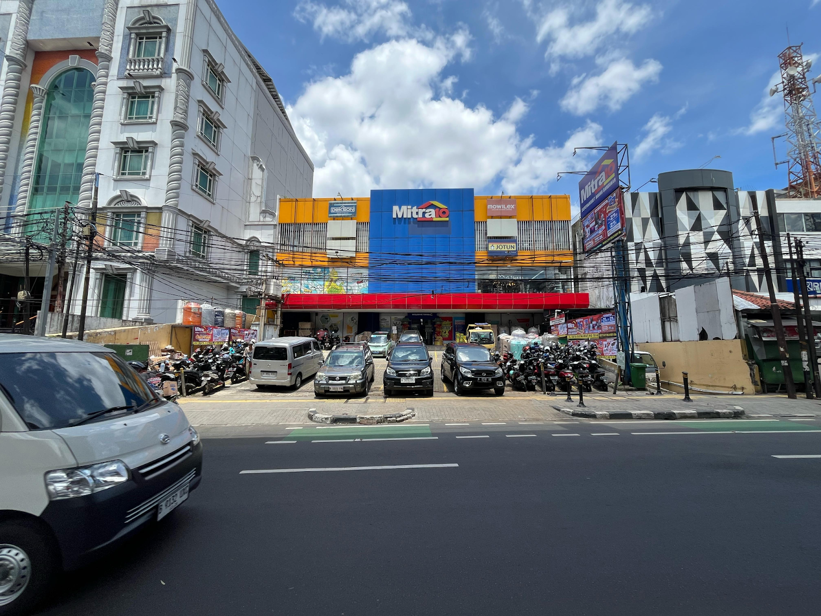 Mitra10 Fatmawati : Tempat Strategis