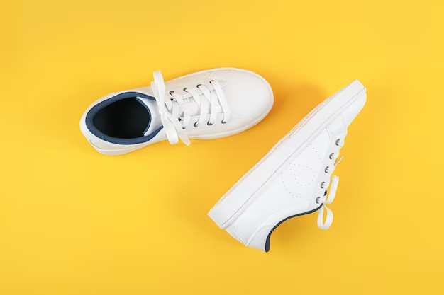 Kado valentine untuk cowok berupa sepatu sneakers