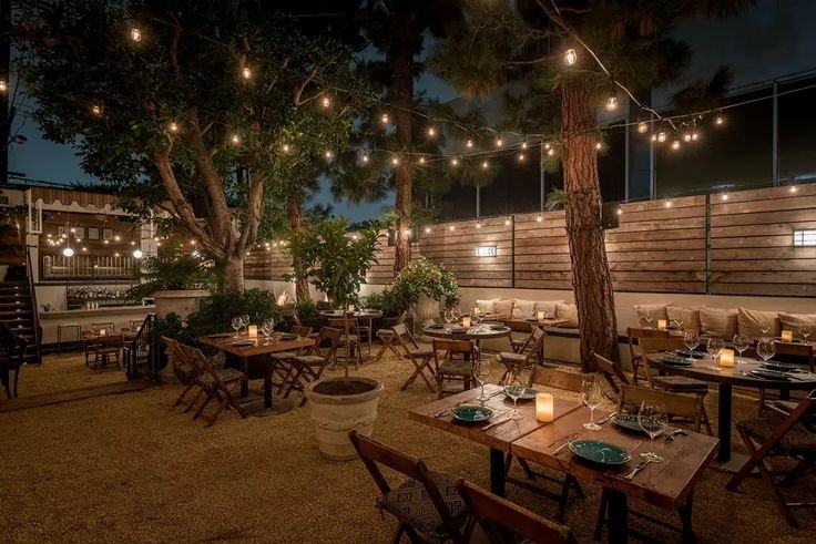 desain cafe outdoor dengan lampu hias