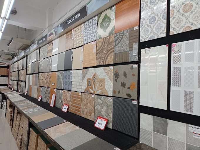 Mitra10 Fatmawati menjual aneka keramik dan granit dengan beragam motif.
