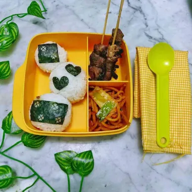 Nasi bento sederhana dengan mie dan sate