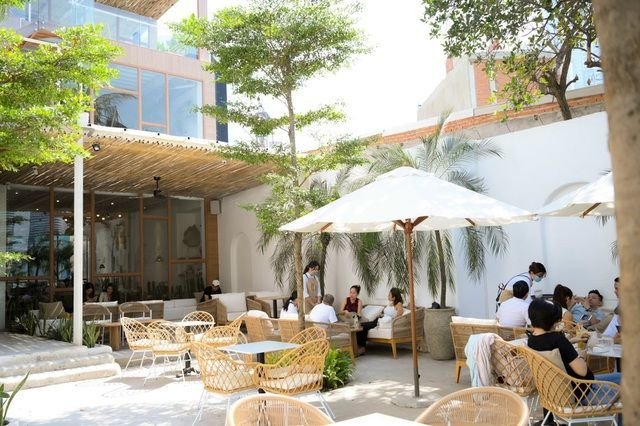 desain cafe outdoor dengan payung