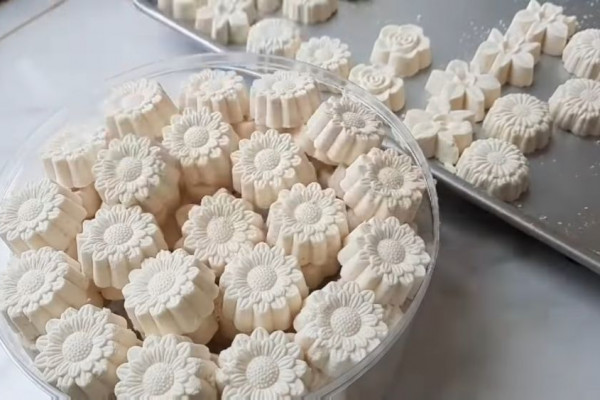 Kue lebaran bangkit