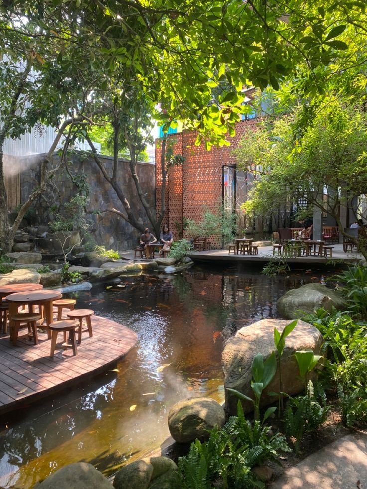 desain cafe outdoor dengan kolam ikan