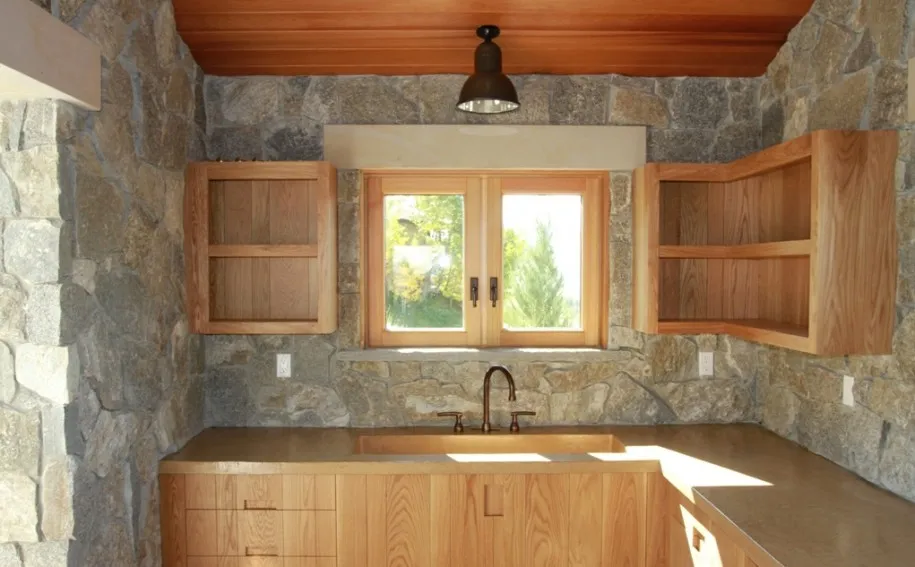 Desain dapur minimalis 3x3 dengan dinding batu alam
