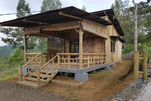 rumah bambu sederhana teras luas