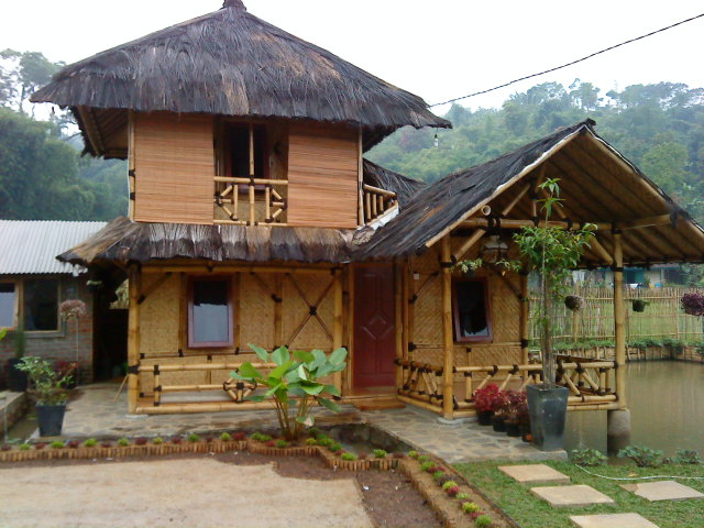 rumah bambu sederhana dekat kolam