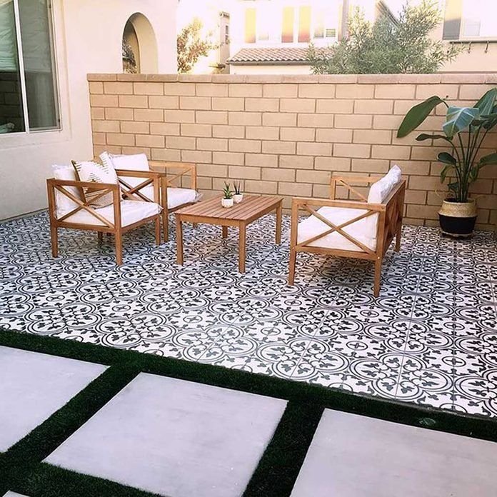 Keramik teras rumah mewah dengan motif klasik