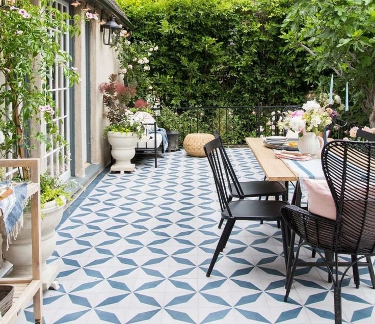 Keramik teras rumah mewah motif geometris