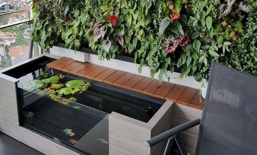 5. Tempat Bersantai di Atas Dek Kayu Elegan