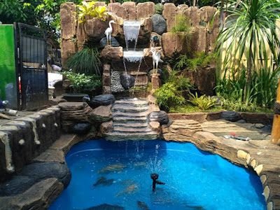 13. Kolam Ikan Minimalis dengan Aksen Air Terjun Mini