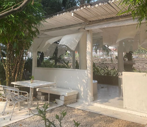 Cafe Jakarta Selatan: Kokonut & Curtains by Wakimukudo
