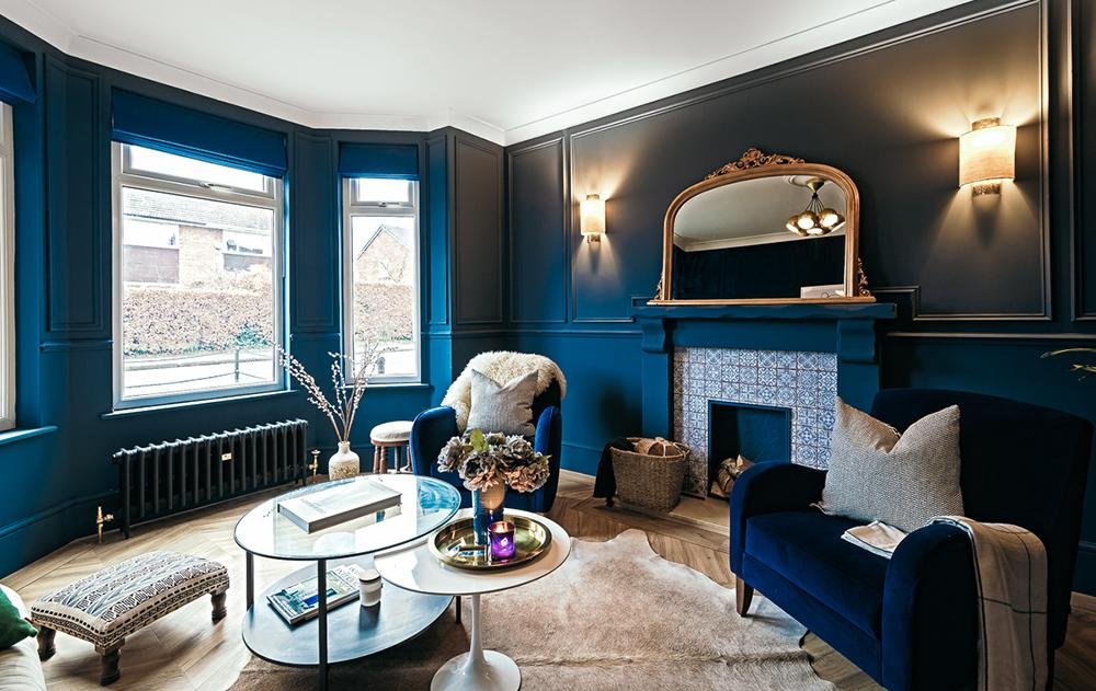 Perpaduan Warna Biru Tua dan Hitam 