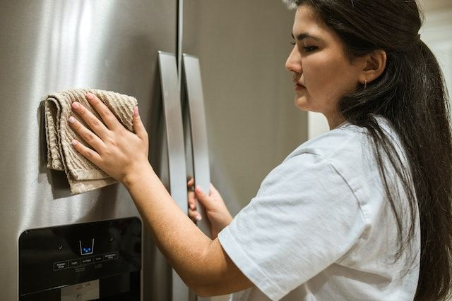 Cara membersihkan kulkas dua pintu atau side by side