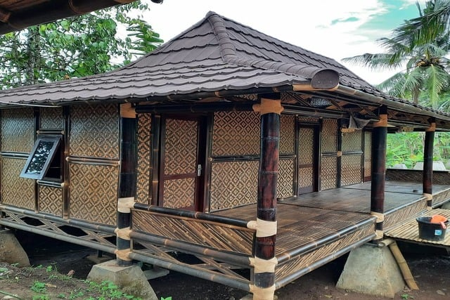 rumah bambu sederhana luas
