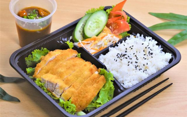 Nasi bento sederhana dengan chicken katsu