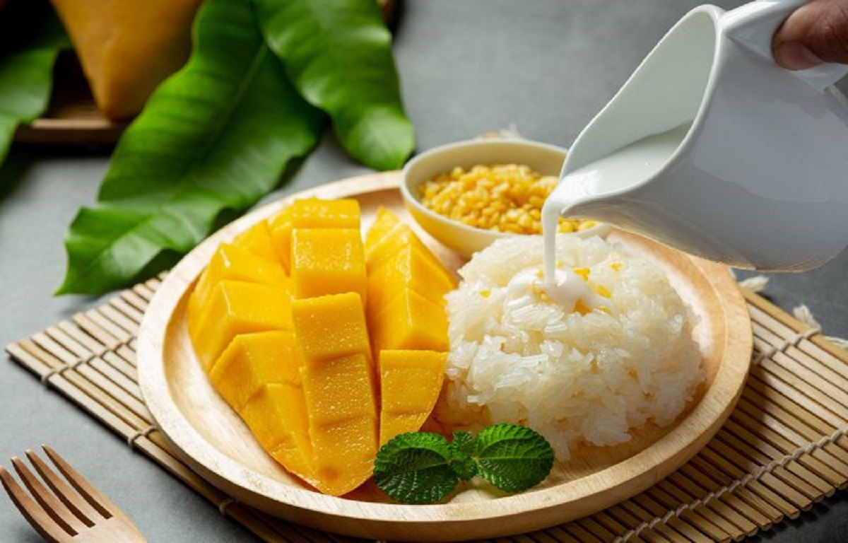 Aneka takjil kekinian : mango sticky rice