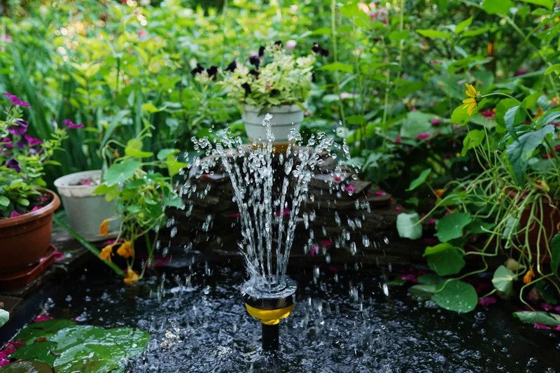 Taman dengan Air Mancur Mini