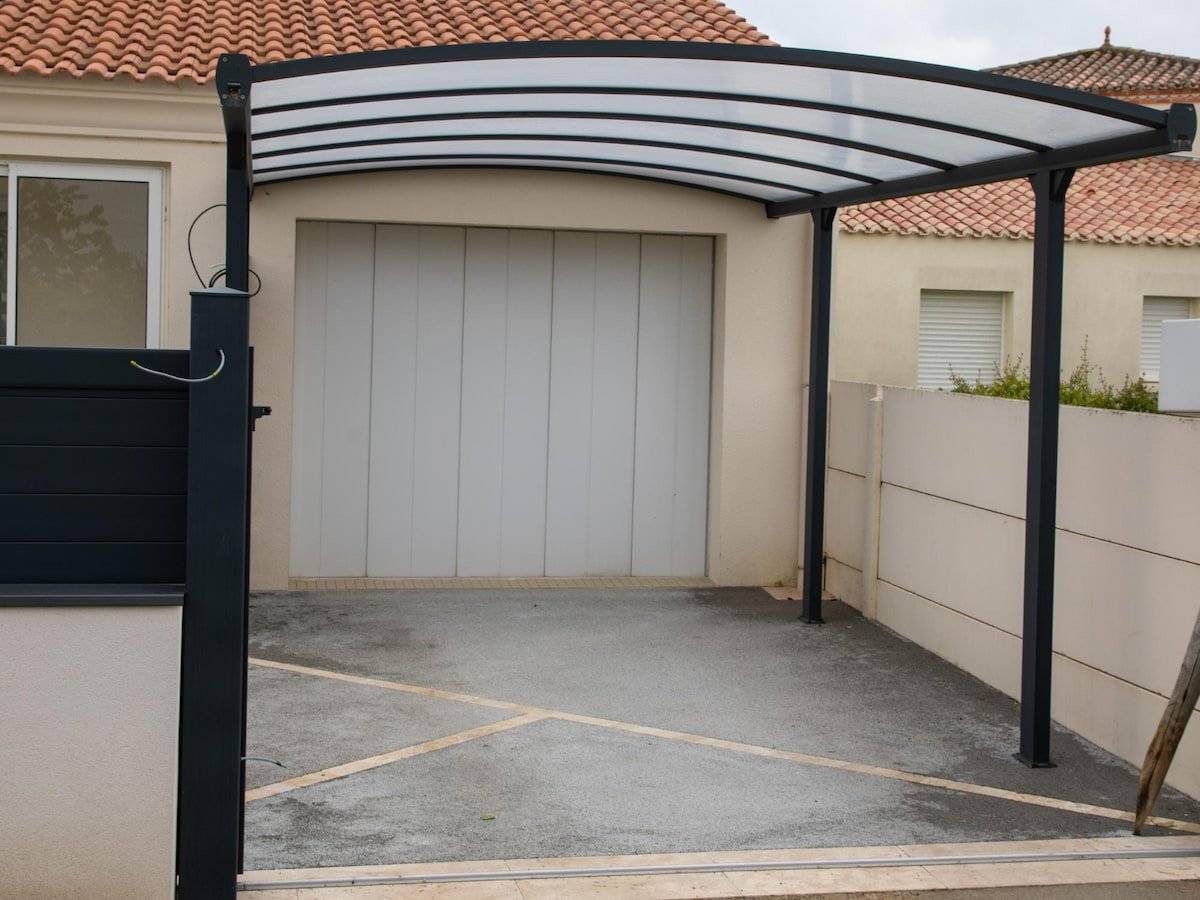 Garasi dengan Kanopi