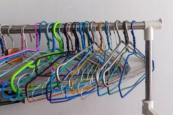 Model Gantungan Baju dari Besi Hanger Warna-Warni