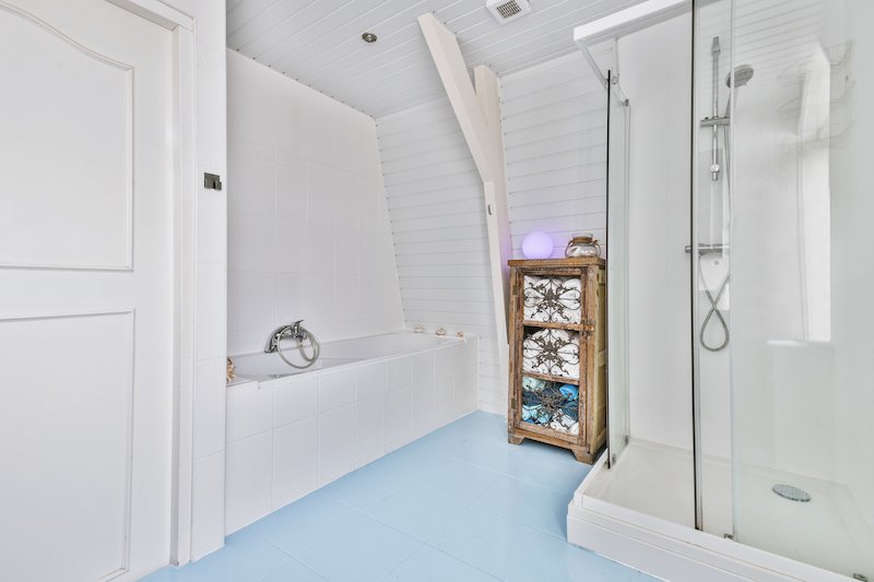 Keramik kamar mandi warna biru muda