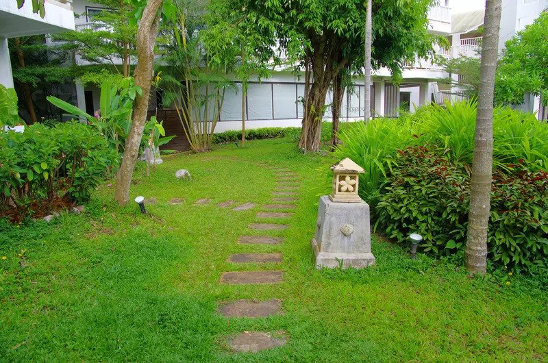 taman kecil di jalan masuk rumah