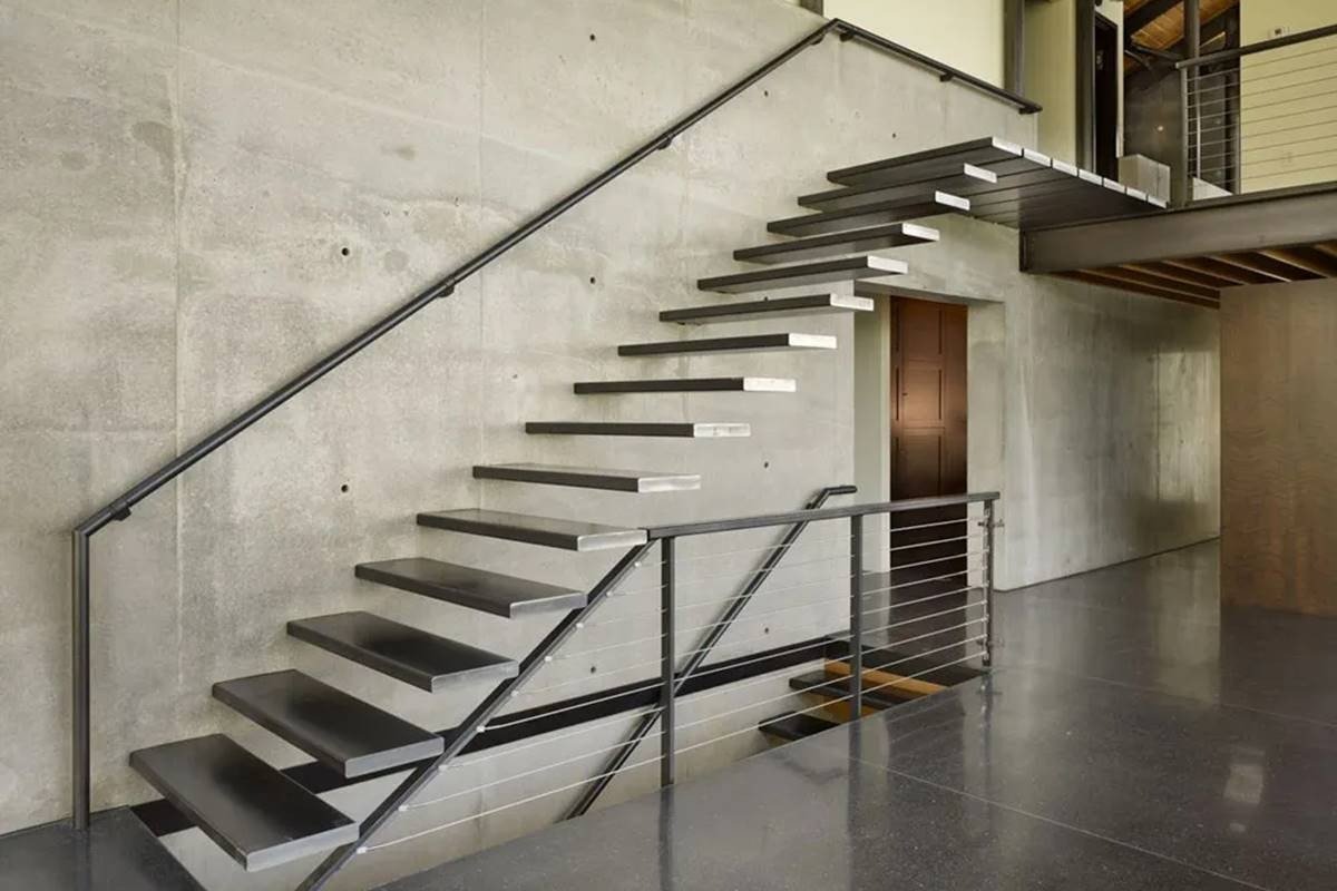 tangga besi melayang