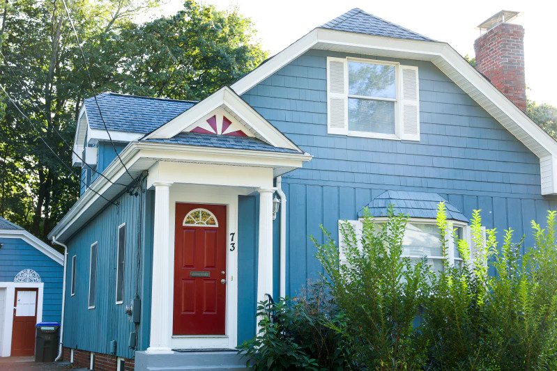 warna dusty blue, cat luar rumah yang sejuk