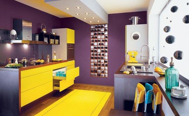 dapur kombinasi cat rumah warna ungu dan kuning