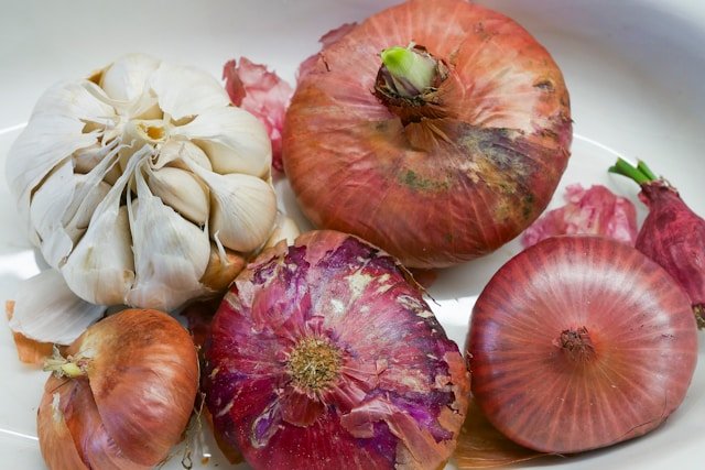 bawang merah dan bawang putih - sayur dan buah yang tidak boleh masuk kulkas