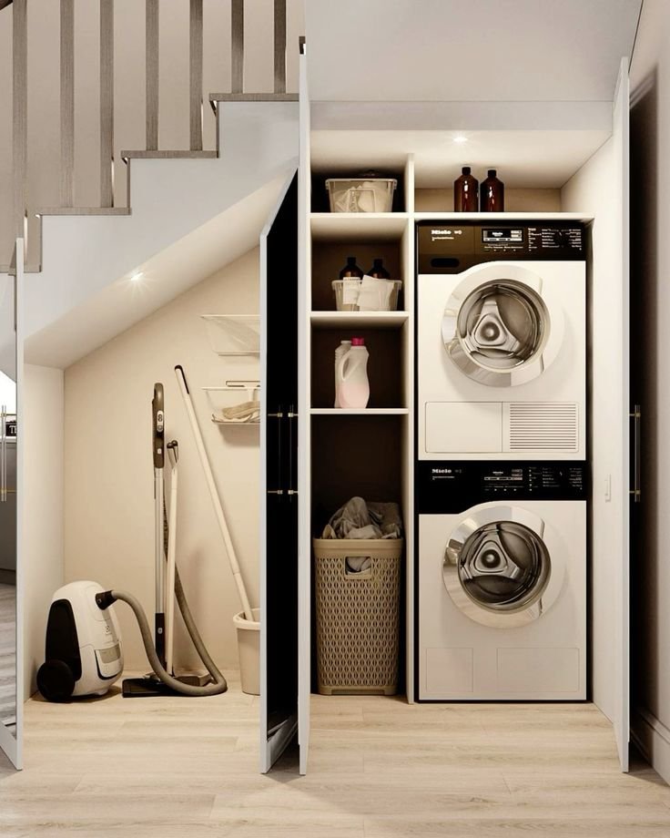 3. Laundry Room Kecil di Bawah Tangga atau Balkon
