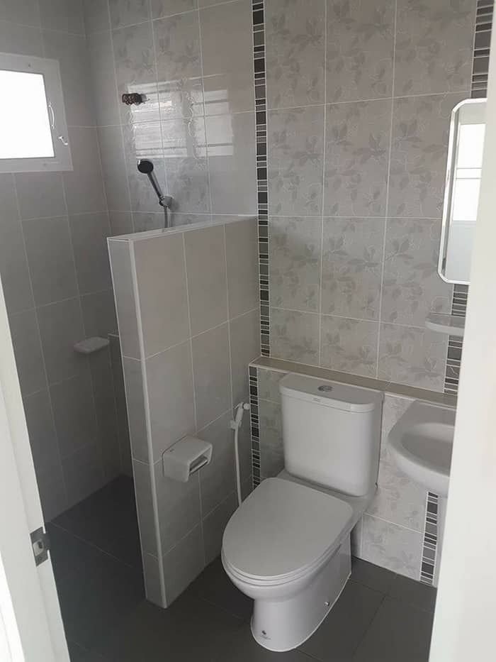 Kamar Mandi Kecil Tanpa Shower Dinding Keramik Penuh