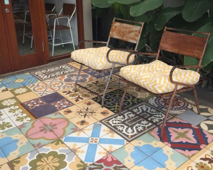 Keramik Teras Rumah Motif Etnik Tradisional