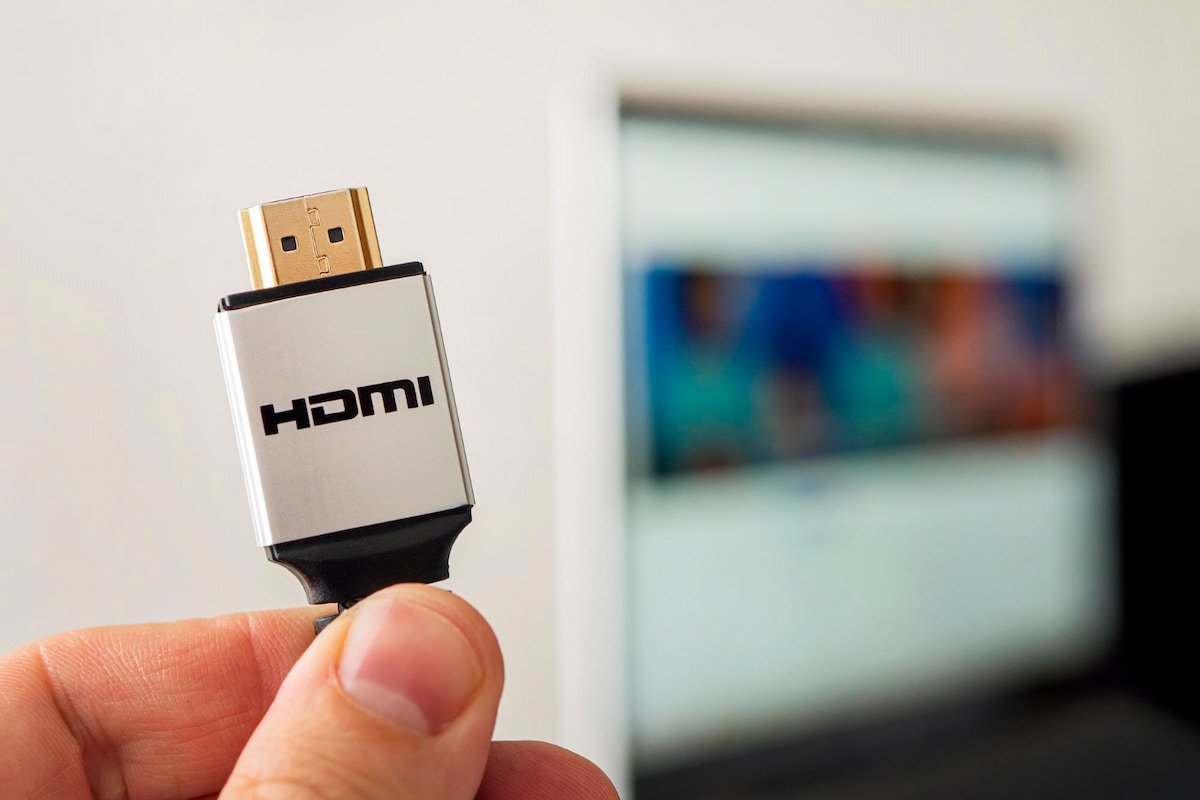 Menyambungkan dengan Kabel HDMI