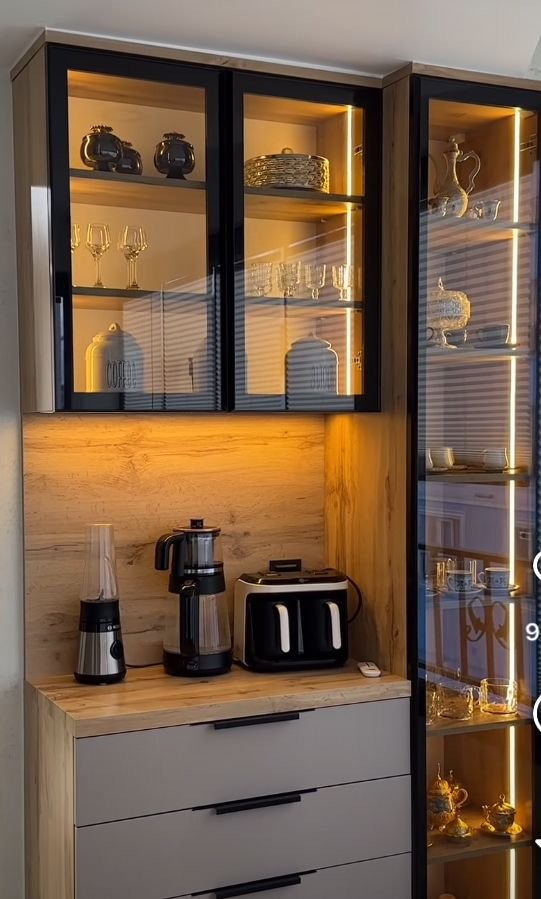 Inspirasi Kitchen Set Minimalis Showcase Modern untuk Minuman Dingin