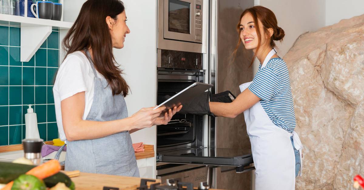 Microwave atau Oven: Mana yang Lebih Tepat untuk Kebutuhan Dapur Anda?